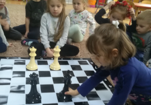 Dzieci poznają zasady poruszania się figury, jaką jest hetman